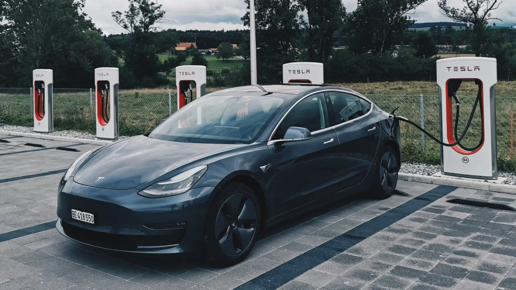 Tesla na punjaču